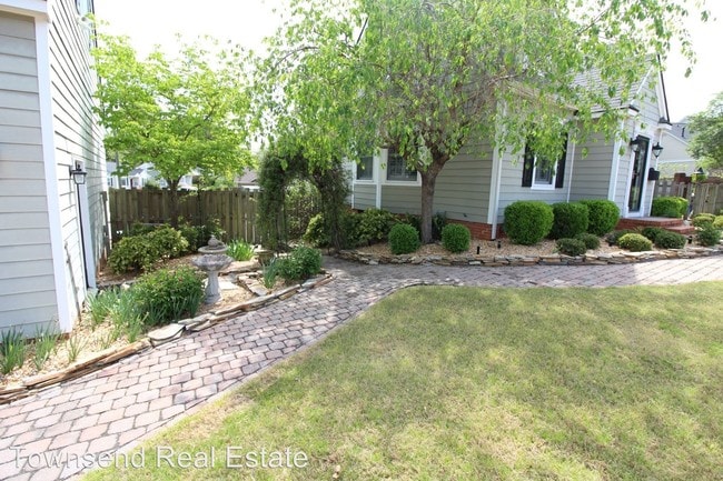 Building Photo - 212 Westmont Dr