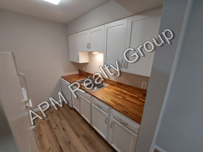 Building Photo - One bedroom in quiet Rosewood