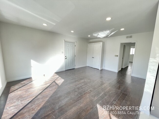 Building Photo - 7711 Romaine St