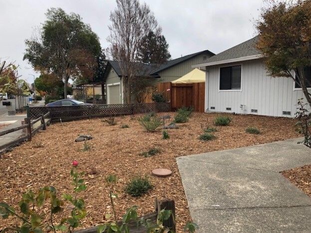 Building Photo - Must See 500 Move in Special