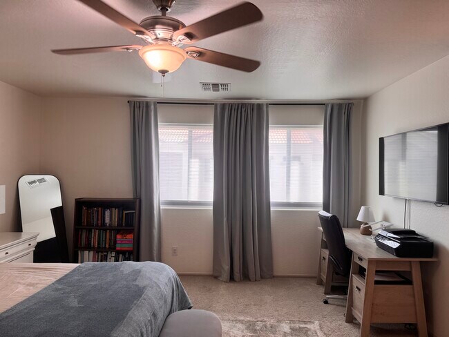 Foto del edificio - 125 N Sunvalley Blvd