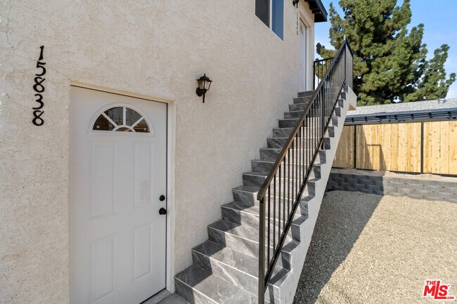 Foto del edificio - 15838 Chatsworth St