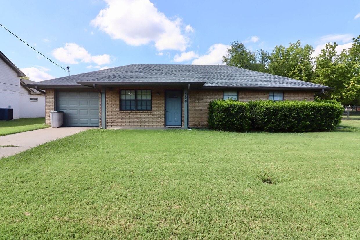 Primary Photo - FOR LEASE! Newly Remodeled - 3 Bedroom - 1...