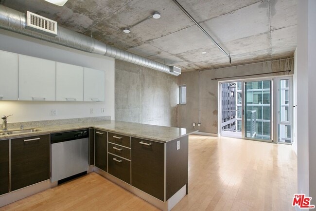Building Photo - 645 W 9th St