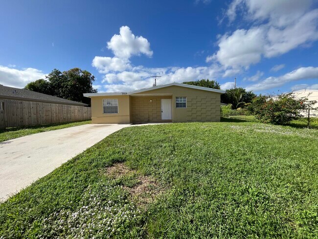 Foto del edificio - 5929 Cayman Cir W