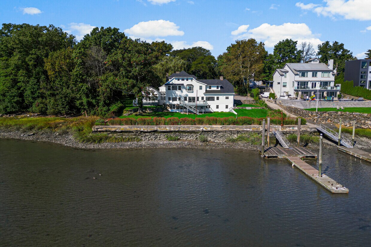 Primary Photo - 20 Shore Rd