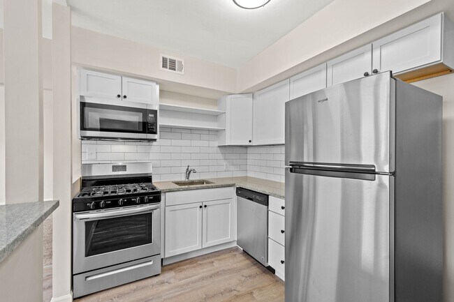 Foto del edificio - 644-650-650 Center Ave