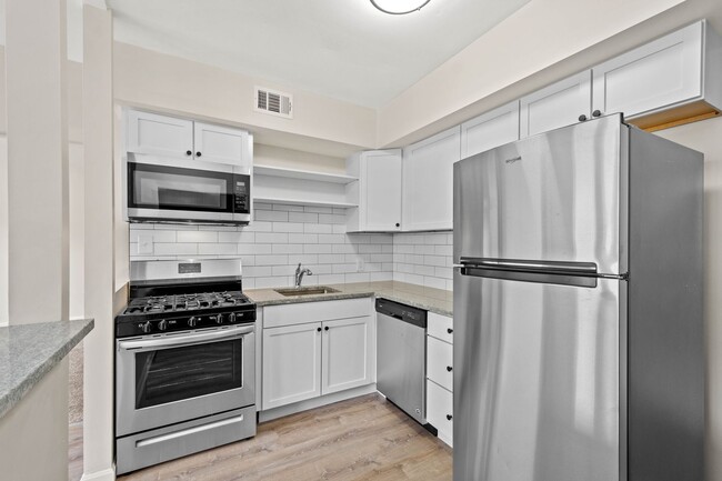 Building Photo - 644-650-650 Center Ave