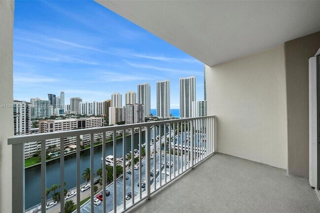 Foto del edificio - 300 Bayview Dr