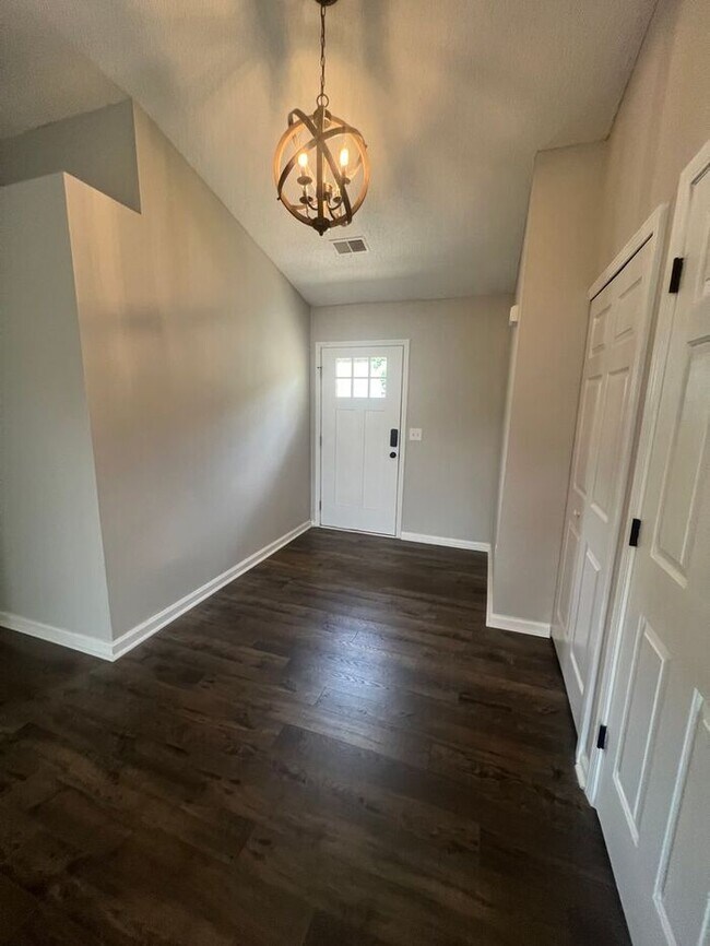 Building Photo - MOVE IN SPECIAL! 4 Bed/3 bath Single Famil...