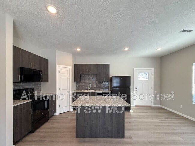 Building Photo - 4930 W Minota St