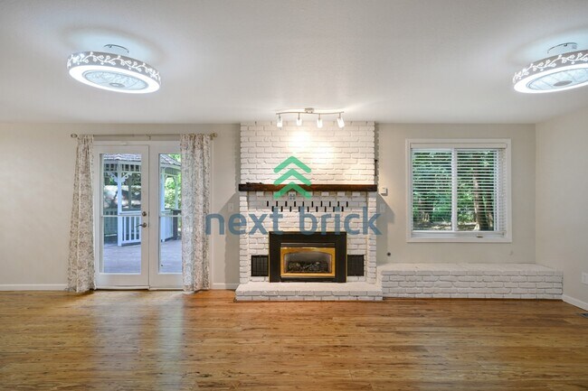 Foto del edificio - Spacious 5-Bedroom Haven with 3 Full Baths in Redmond – Your Dream Home Awaits!