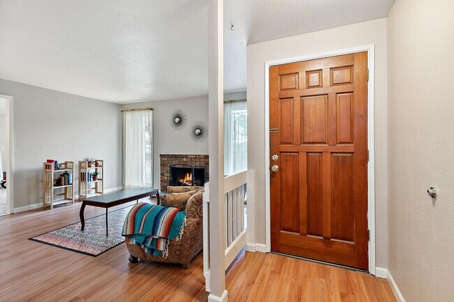 Foto del edificio - Three bed, Two bath home | Available Novem...