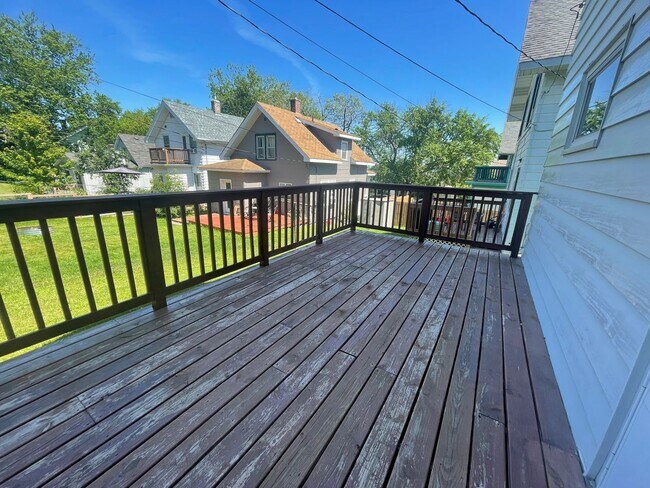 Building Photo - Three Bedroom East Hillside Home