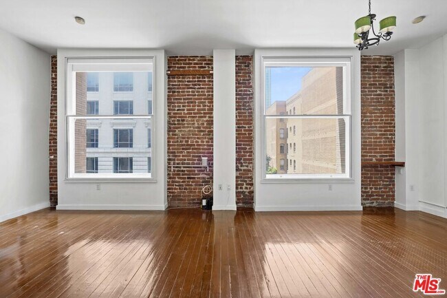 Building Photo - 257 S Spring St