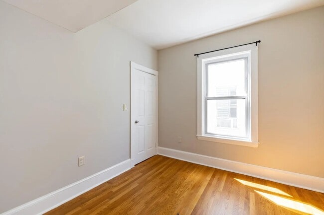 Building Photo - 21 Rossmore St