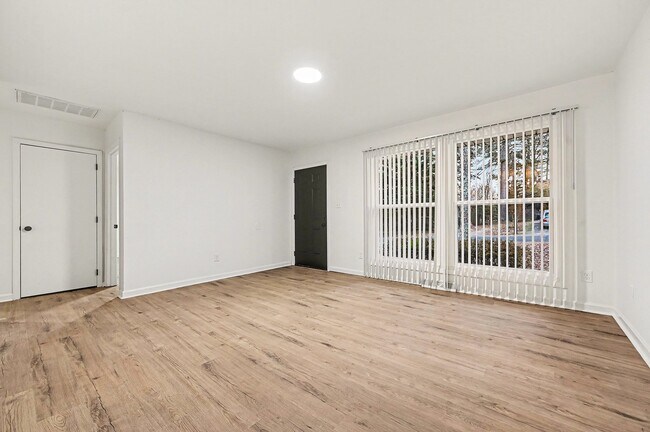 Building Photo - 5003 Lakecrest Dr