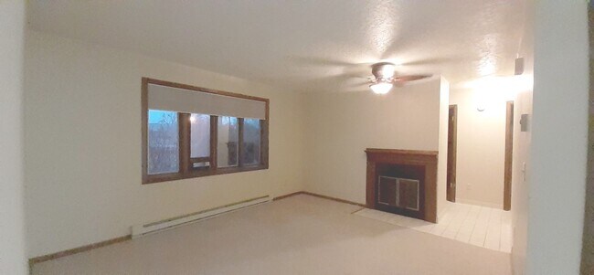 Foto del edificio - Wonderful 2 bed 1 bath Condo; 2-car garage.