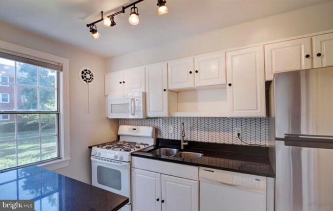 Building Photo - 6622 Boulevard View