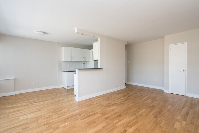Building Photo - 265 Russell Hill Road