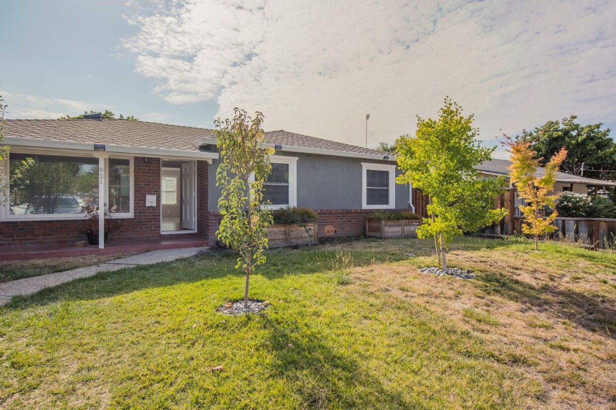 Primary Photo - 821 Sherman Oaks Dr