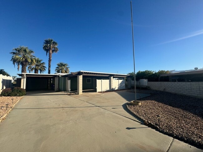 Building Photo - AVAILABLE NOW!!! 2 Bed / 2 Bath Home in Pa...