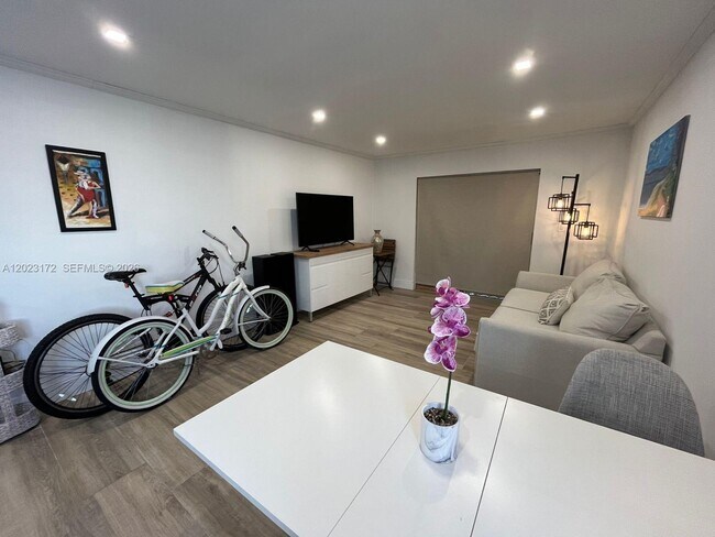 Foto del edificio - 6965 Harding Ave
