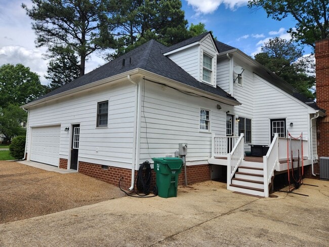 Building Photo - 5 Bedroom Home - Colonial Heights - Conven...