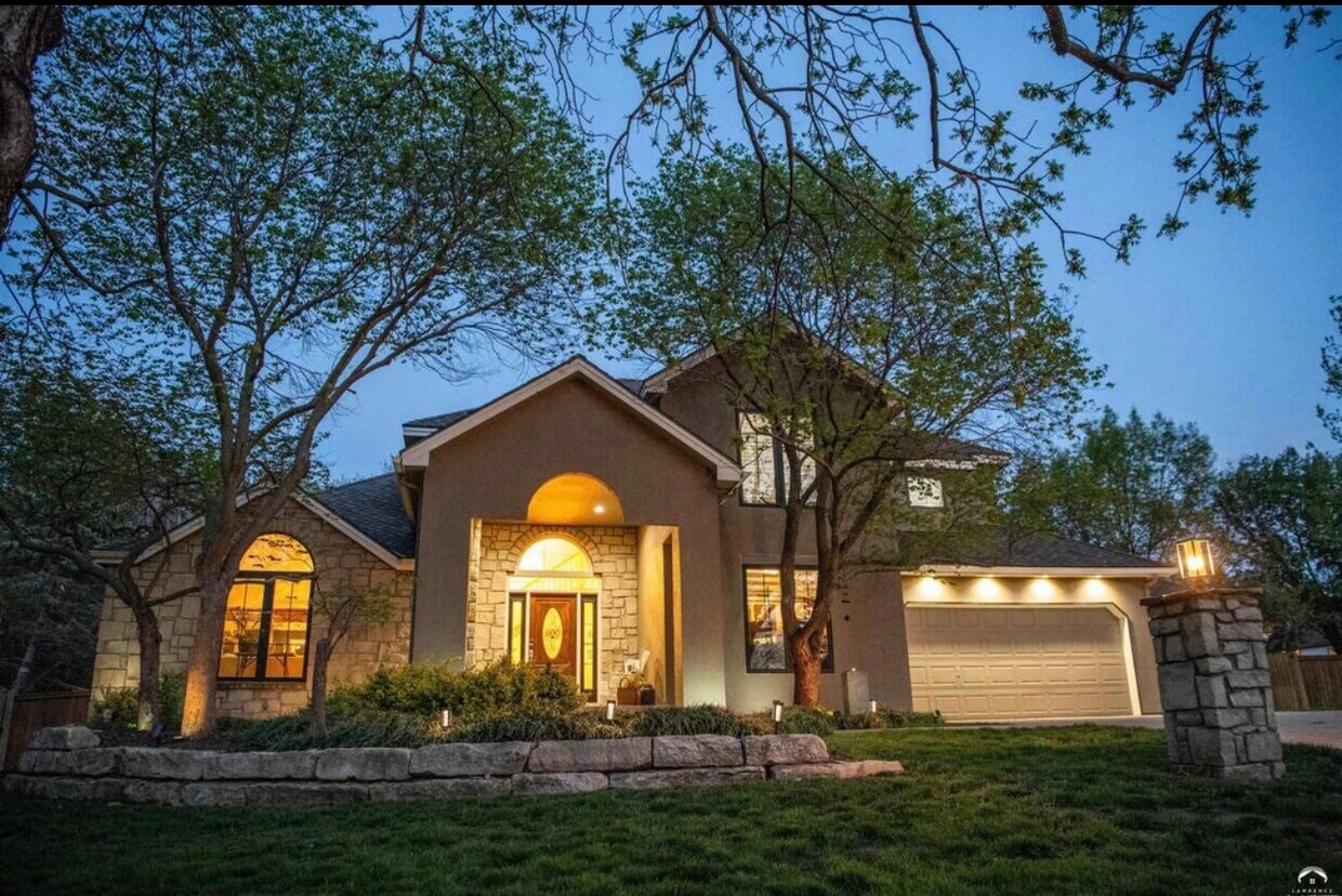 Amazing neighborhood and beautiful curb appeal - 1524 Foxfire Dr