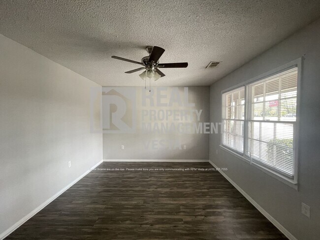 Foto del edificio - 406 Russell Pkwy