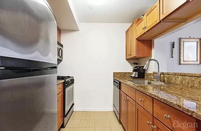Building Photo - 520 W 23rd St