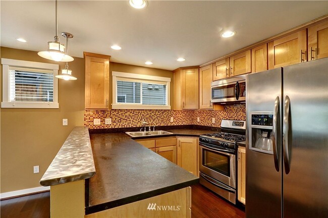 Building Photo - 2 Bed 2.5 Bath Lake City Townhome!