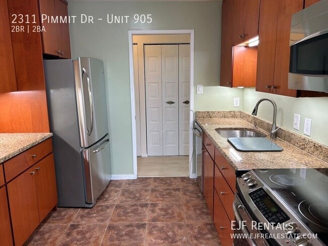 Building Photo - 2311 Pimmit Dr