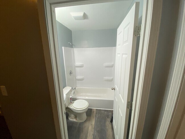 Foto del edificio - Spacious 4 bedroom 2 bath Townhome Updated...