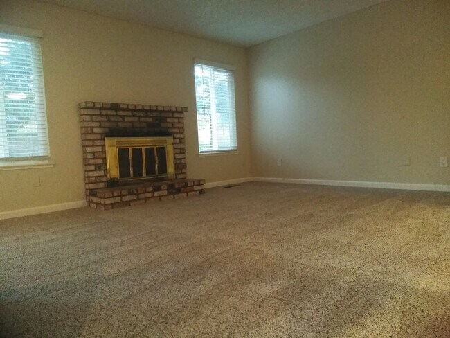 Building Photo - Beautiful Home in Pittsburg!