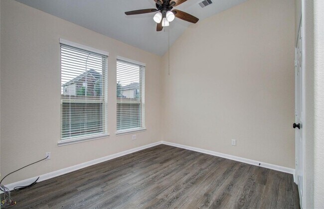 Foto del edificio - 15607 Whispering Green Dr