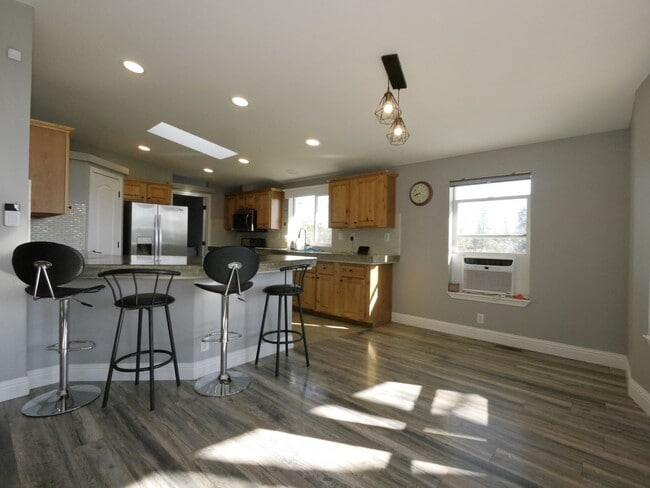 Building Photo - 916 Simpson Rd