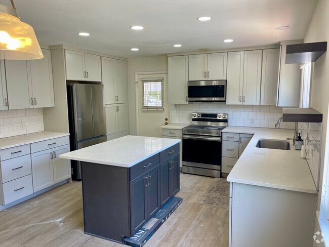Building Photo - 320 S 400 E