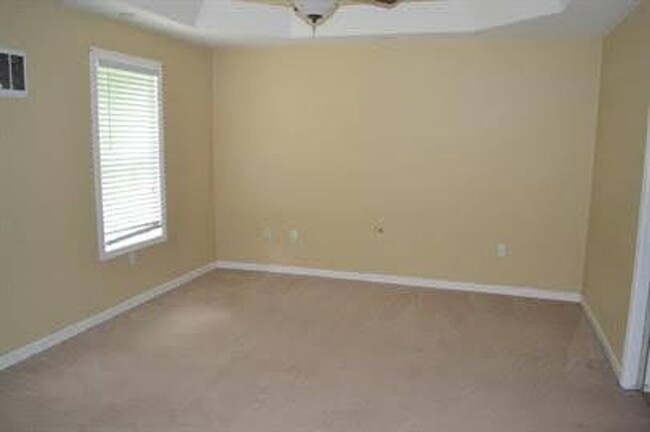 Foto del edificio - 4 Bedroom Townhome in Lynchburg