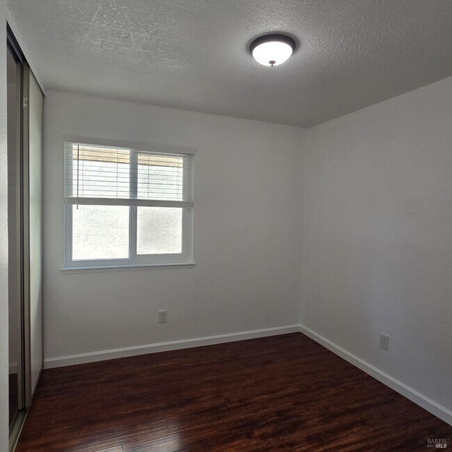 Foto del edificio - 2717 Applewood Dr