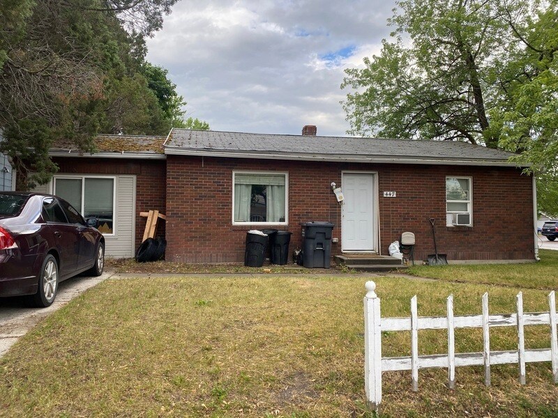 Primary Photo - 447 Burlington Ave
