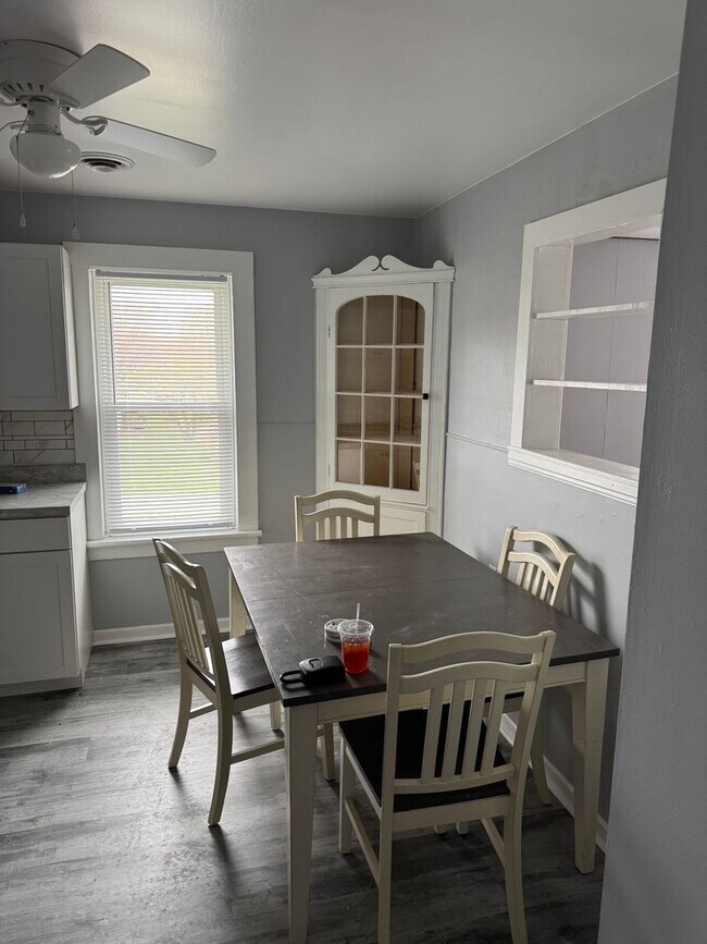 Foto del edificio - 2nd floor 2 bedroom 1 bath unit