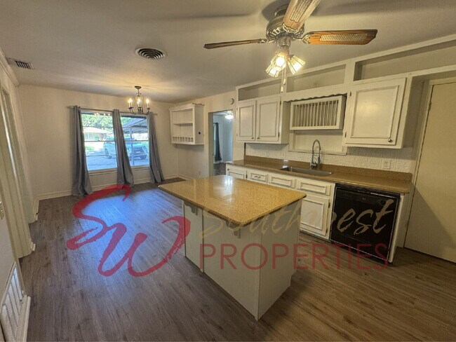 Foto del edificio - 4 bedroom 2 bath, great neighborhood! One block from TSU football field.
