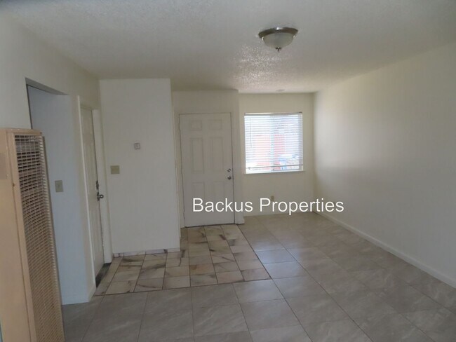 Foto del edificio - Newly renovated three bedroom duplex in Soledad