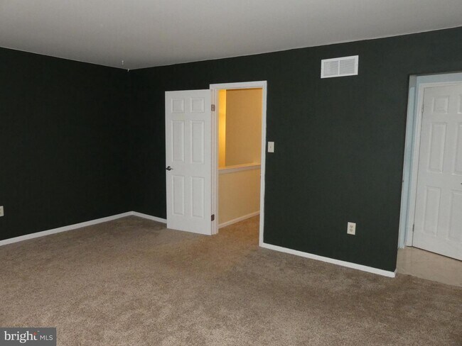 Building Photo - 1004 Village Green Dr