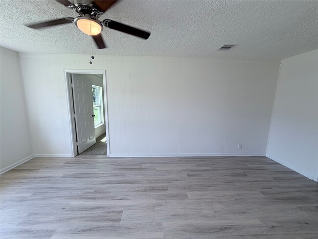 Building Photo - 404 Elaine St