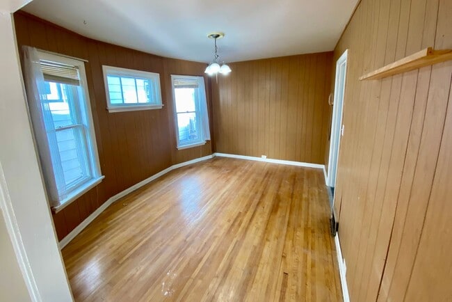 Building Photo - AVAILABLE SEPTEMBER 1ST- Updated 2 bedroom...