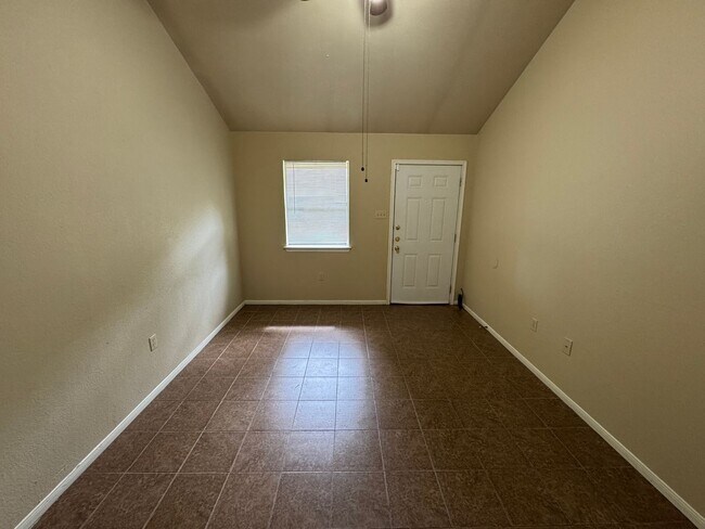 Foto del edificio - 310 W Washington Ave