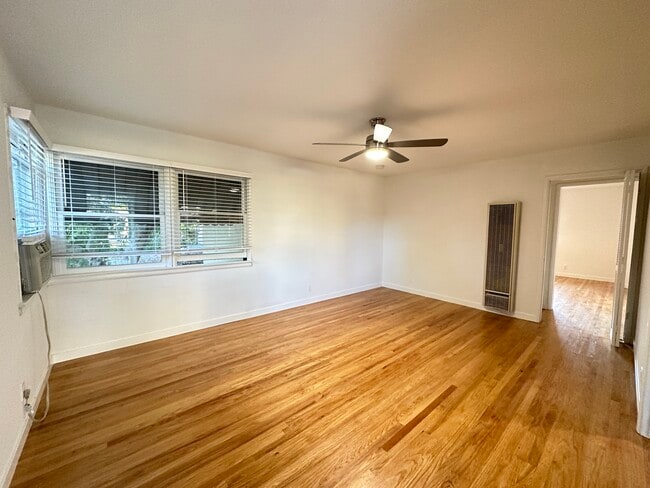 Livingroom - 306 N Screenland Dr