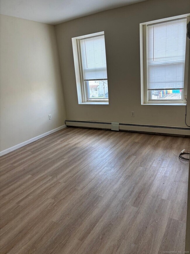 Foto del edificio - 1057 E Main St